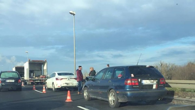 Uwaga kierowcy: do wypadku doszło na ulicy Mieszka I, przed skrzyżowaniem z Milczańską. Zderzyły się tam dwa auta osobowe, jedna osoba jest pod opieką ratowników medycznych. W stronę centrum utworzył się spory korek.
