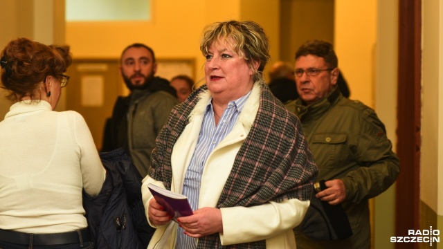 Działaczka KOD oskarżyła szczecińskich policjantów o pobicie. Jej wersji nie potwierdził lekarz. Śledztwo o rzekome pobicie przez policjantów, prowadzone przez Prokuraturę Rejonową w Gryfinie zostało umorzone z powodu braku dowodów potwierdzających jej zarzuty.
