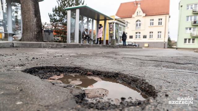 Węzeł przesiadkowy komunikacji miejskiej Police Rynek doczeka się gruntownej modernizacji. Przebudowie ulegną nie tylko perony dla poszczególnych linii, ale także zatoka dla autobusów kończących swoje kursy.