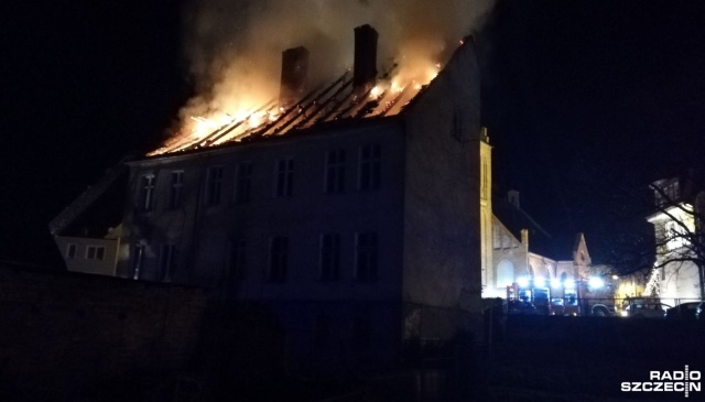Sześć zastępów strażaków gasi pożar pustostanu w Karlinie.