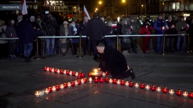 Prezydent Andrzej Duda, prezes Instytutu Pamięci Narodowej Jarosław Szarek wraz z mieszkańcami Warszawy, zebranymi na placu Piłsudskiego, uczcili ofiary stanu wojennego, w 37. rocznicę jego wprowadzenia.