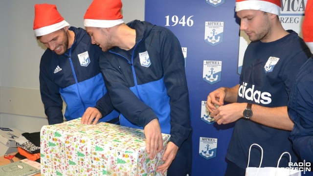 Świąteczne paczki dla dzieci od Kotwicy Kołobrzeg - właśnie w ten sposób rozpoczął działalność Kotwica Biznes Club.