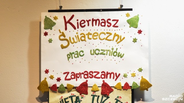 Kiermasz świąteczny, śpiewanie kolęd, wspólne czytanie bajek ze sportowcami, świąteczne kino dla dzieci - to atrakcje Gwiazdki na Łasztowni, która trwa w Starej Rzeźni.