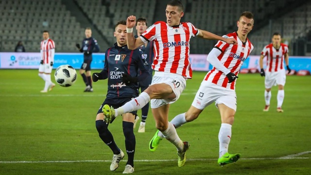 To piłkarze Cracovii okazali się lepsi w meczu, który rozegrali u siebie z zespołem Kosty Runjaića. Po ostatnim gwizdku sędziego tablica wskazywała wynik 2-1.