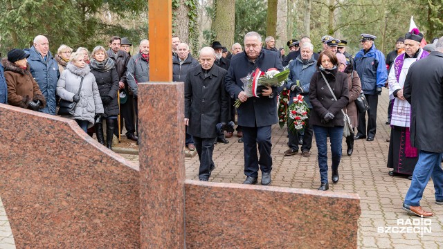 Byli stoczniowcy, przedstawiciele Instytutu Pamięci Narodowej i mieszkańcy Szczecina złożyli kwiaty przez Krzyżem Grudnia03970 i na grobach ofiar.