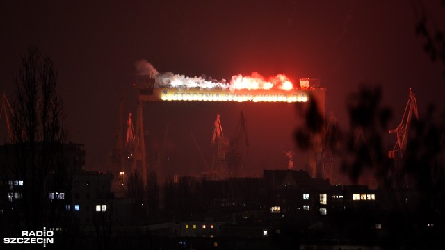 16 rac - osiem białych i osiem czerwonych odpalono w poniedziałek wieczorem przy pochylni Odra Nowa. W ten sposób uczczono pamięć 16 śmiertelnych ofiar tragicznych wydarzeń w grudniu 1970 roku.