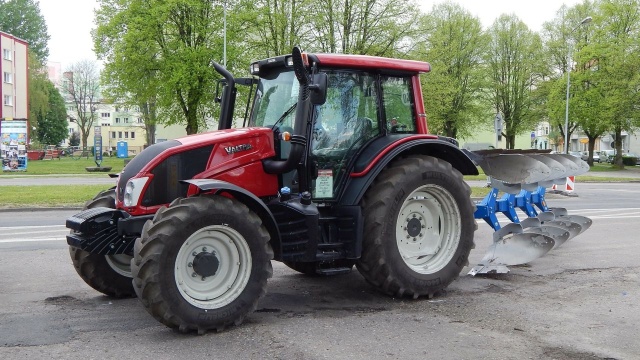 Rolnicy blokują wjazd do zakładu Wędlinka w Wieruszowie - firma importuje duże ilości trzody chlewnej i właśnie przeciwko importowi protestują hodowcy.
