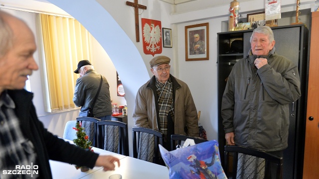 60 paczek na święta otrzymali emeryci-stoczniowcy. Paczki ufundowała Stocznia Szczecińska. Wręczano je w Kole Emerytów przy Zarządzie Regionu NSZZ Solidarność.