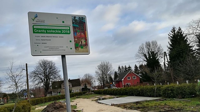 Mieszkaniec wsi Jarszewo oskarża burmistrza Kamienia Pomorskiego Stanisława Kuryłłę o poświadczenie nieprawdy i zawiadamia prokuraturę. Twierdzi, że burmistrz wziął dotacje na wybudowanie wiaty w jego wsi, a wiaty nie ma. Zdaniem burmistrza nie doszło do przestępstwa, a wiata powstanie w przyszłości. Sprawę bada Urząd Marszałkowski który dał pieniądze na inwestycję.