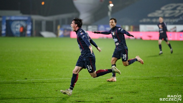 Doskonały prezent na święta sprawili piłkarze Pogoni swoim kibicom. W ostatnim tegorocznym meczu rozgrywek o mistrzostwo Polski pokonali Śląsk Wrocław 2:1.