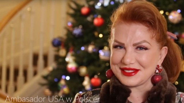 Ambasador USA w Polsce Georgette Mosbacher wraz z amerykańskimi dyplomatami i przedstawicielami armii złożyła Polakom życzenia świąteczne.
