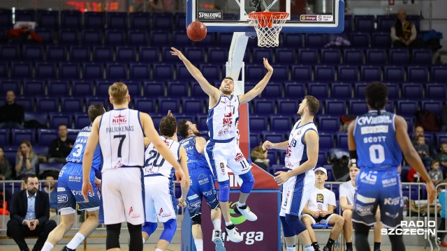 Koszykarze Kinga nie sprawili niespodzianki w Energa Basket Lidze. Wicemistrz Polski okazał się za mocny dla szczecińskiej drużyny. Wilki Morskie przegrały ze Stalą Ostrów Wielkopolski 76:86 w 11 kolejce rozgrywek.