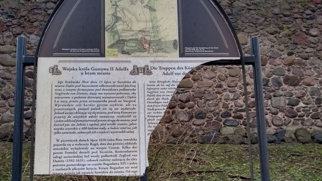 Niszczą śmietniki, wyrywają tablice opisujące zabytki, a ostatnio nawet wspinają się na choinkę. To wandale ze Stargardu, których koszt działalności podsumowało właśnie miasto.