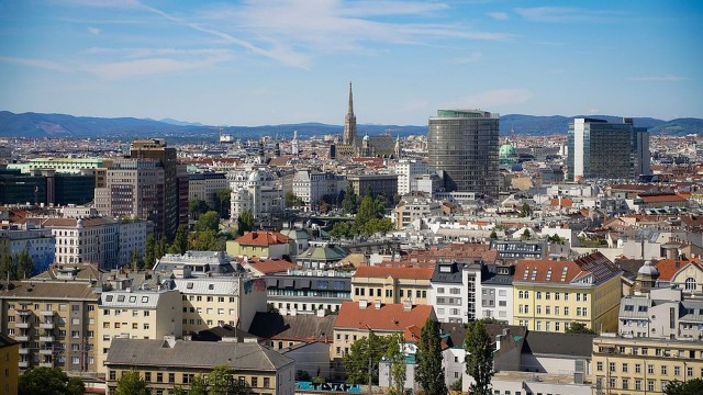Austriacka policja szuka sprawców ataku w kościele w Wiedniu. Rannych może być od ośmiu do 15 osób.