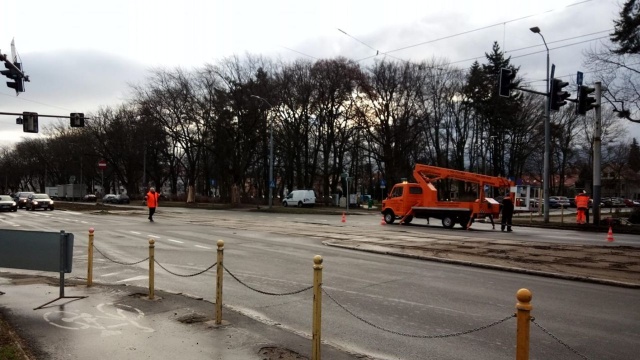 Aleją Wojska Polskiego w stronę Jeziora Głębokie jedziemy nadal tak jak dotychczas. Wykonawca prac związanych z budową Węzła Łękno będzie tam zmieniał organizację ruchu dopiero około godziny 14.
