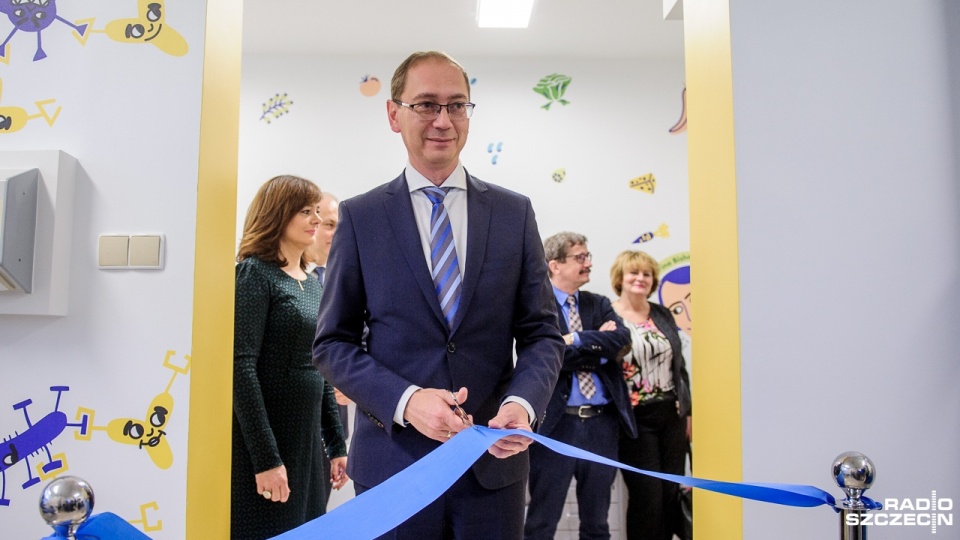 Łukasz Tyszelr, dyrektor szpitala w Zdrojach, podczas otwarcia sali. Fot. Olaf Nowicki [Radio Szczecin]