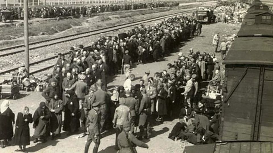 Rampa w obozie Auschwitz-Birkenau, gdzie dokonywano selekcji więźniów (fot. wikimedia.org)