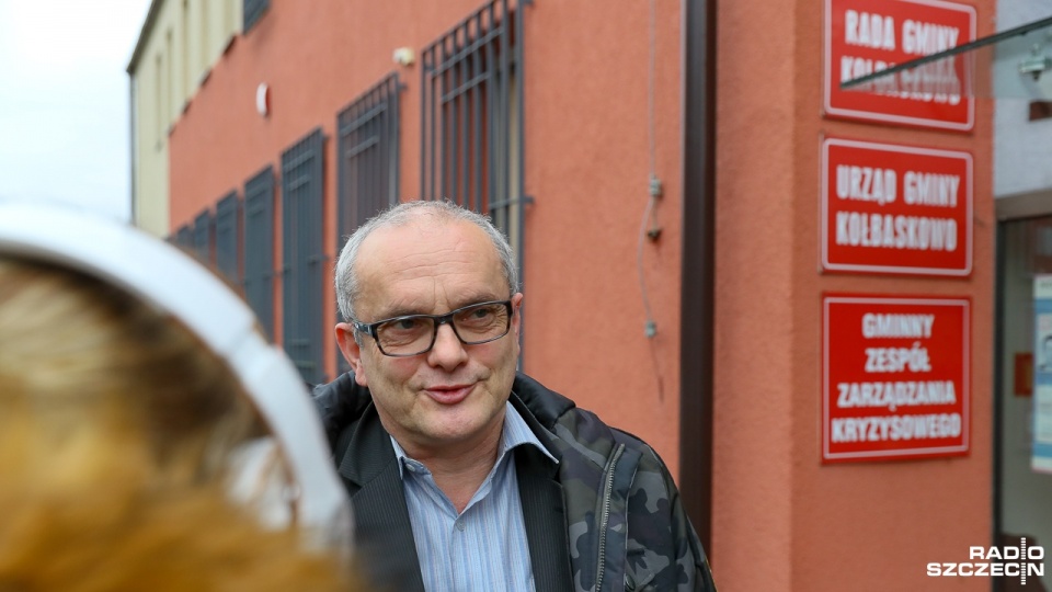 Ponad 2-kilometrowa droga gminna łącząca Przecław z Kurowem jest zalana. Fot. Robert Stachnik [Radio Szczecin]