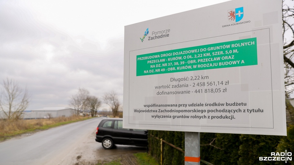 Ponad 2-kilometrowa droga gminna łącząca Przecław z Kurowem jest zalana. Fot. Robert Stachnik [Radio Szczecin]