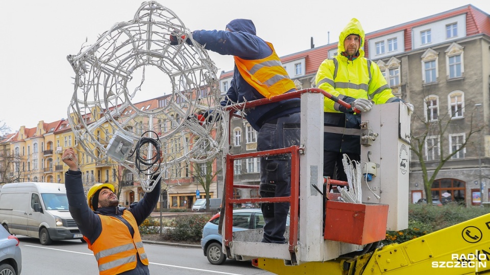 Demontaż ozdób świątecznych. Fot. Robert Stachnik [Radio Szczecin]