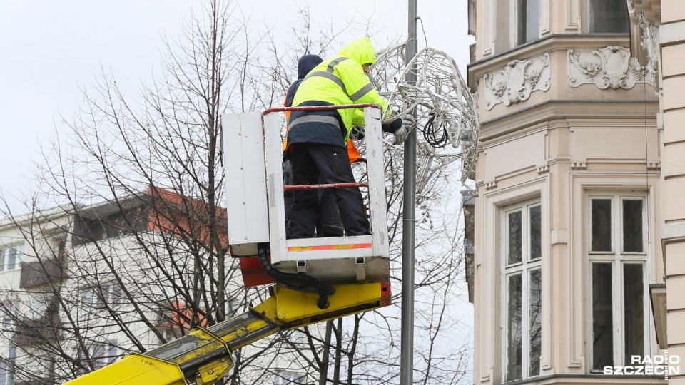 Demontaż ozdób świątecznych. Fot. Robert Stachnik [Radio Szczecin]