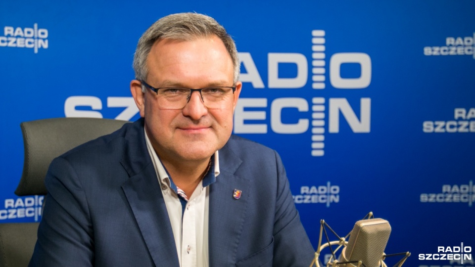 Krzysztof Soska w "Rozmowach pod krawatem" tłumaczył, że skwer przy Lastadia Office na Łasztowni to ulubione miejsce szczecinian, w którym morski i historyczny akcent masztu będzie odpowiednio eksponowany. Fot. Weronika Łyczywek [Radio Szczecin]