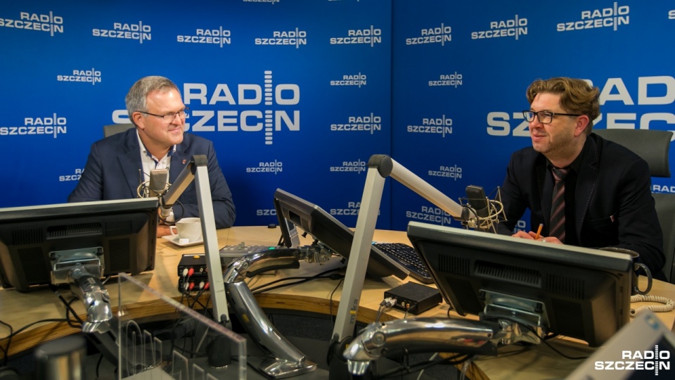 Krzysztof Soska w "Rozmowach pod krawatem" tłumaczył, że skwer przy Lastadia Office na Łasztowni to ulubione miejsce szczecinian, w którym morski i historyczny akcent masztu będzie odpowiednio eksponowany. Fot. Weronika Łyczywek [Radio Szczecin]