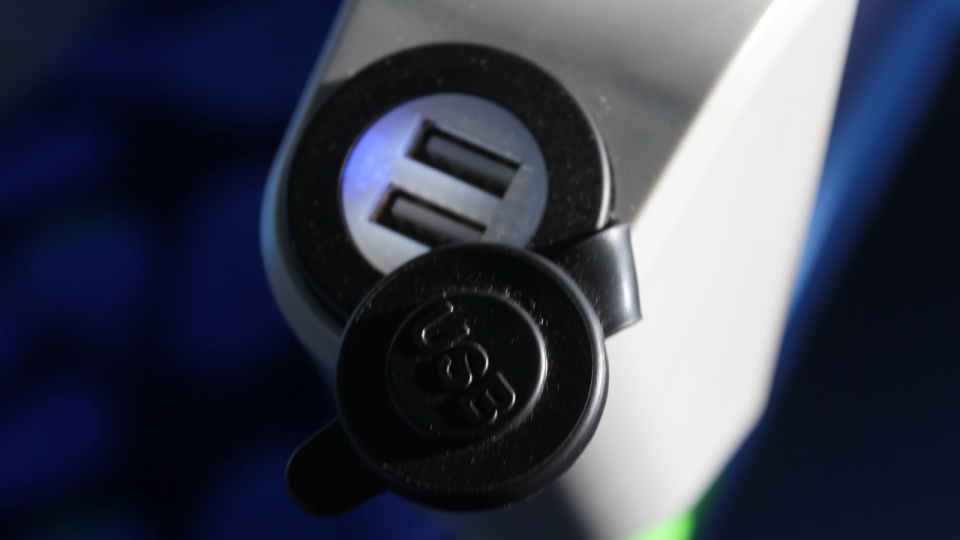 Nowe autobusy Solaris są wyposażone m.in. w porty USB do ładowania telefonów komórkowych. . Fot. Urząd Miasta Szczecin