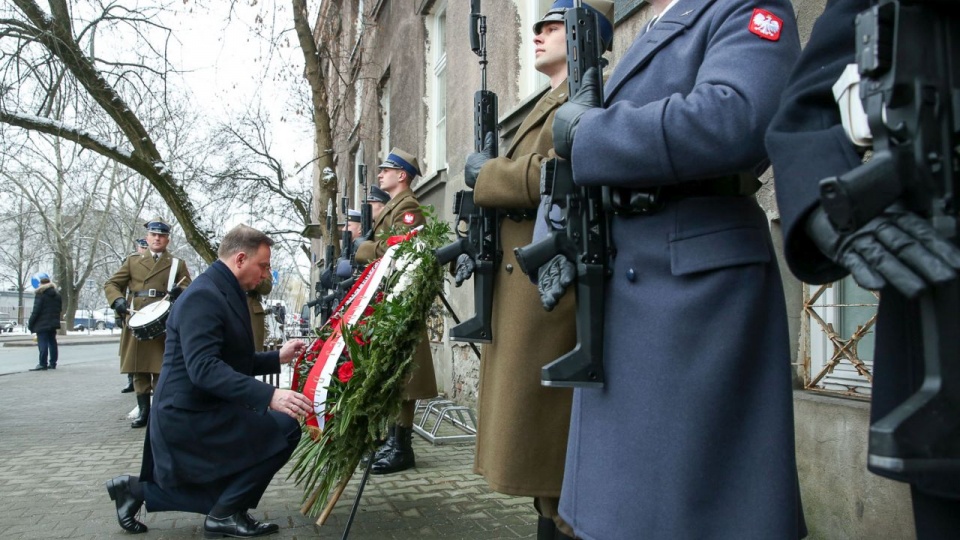 Prezydent RP Andrzej Duda złożył wieniec przed tablicą upamiętniającą Irenę Sendlerową. Fot. Krzysztof Sitkowski / KPRP