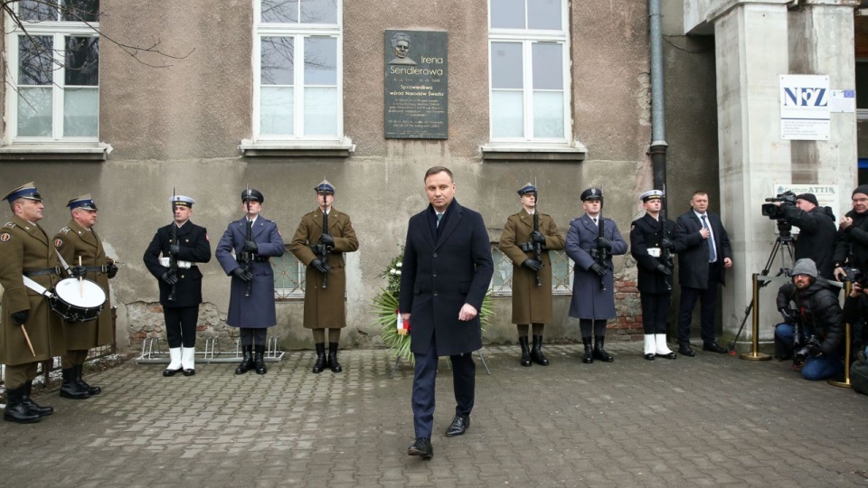 Prezydent RP Andrzej Duda złożył wieniec przed tablicą upamiętniającą Irenę Sendlerową. Fot. Krzysztof Sitkowski / KPRP