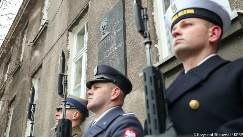 Prezydent RP Andrzej Duda złożył wieniec przed tablicą upamiętniającą Irenę Sendlerową. Fot. Krzysztof Sitkowski / KPRP