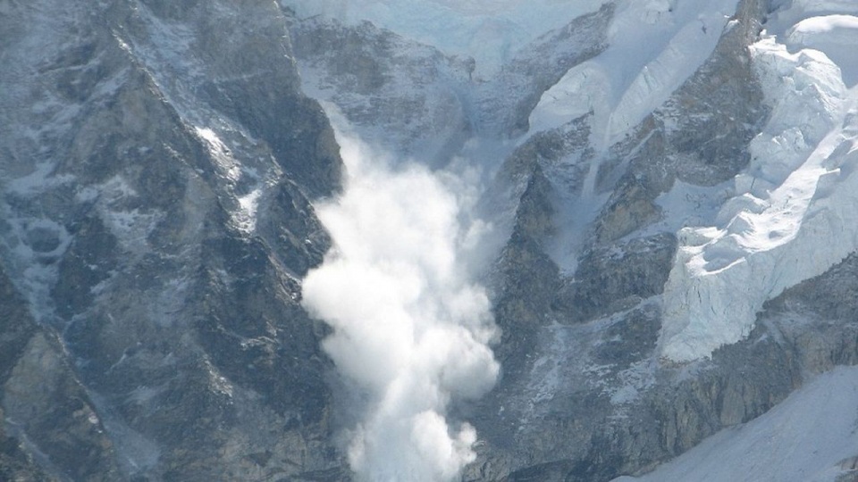 Nagłe skoki temperatury i duże opady śniegu sprawiły, że w Pirenejach wprowadzono podwyższony trzeci stopień zagrożenia lawinowego w pięciostopniowej skali. źródło: pixabay.com/pl/552114/skeeze/domena publiczna