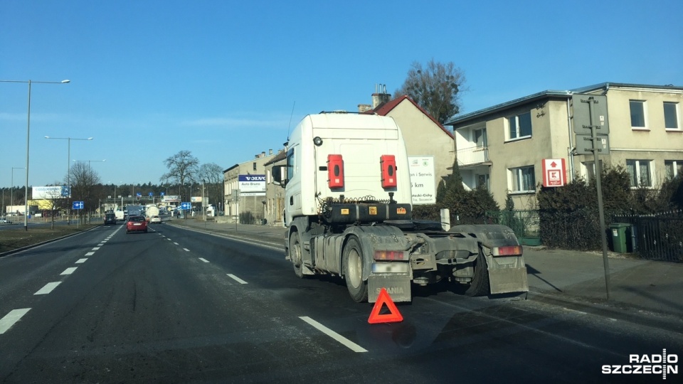 Ciężarówka zepsuła się na ulicy Zwierzynieckiej w Szczecinie i zablokowała jeden pas jezdni. Fot. Sławomir Orlik [Radio Szczecin]