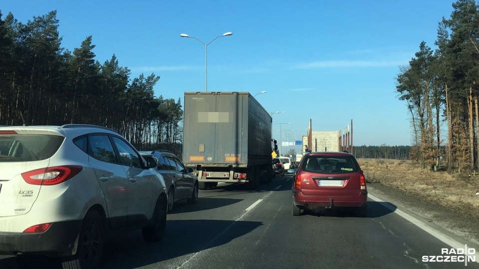Zepsuty tir zablokował przejazd. Kierowcy utknęli w korkach. Fot. Sławomir Orlik [Radio Szczecin]