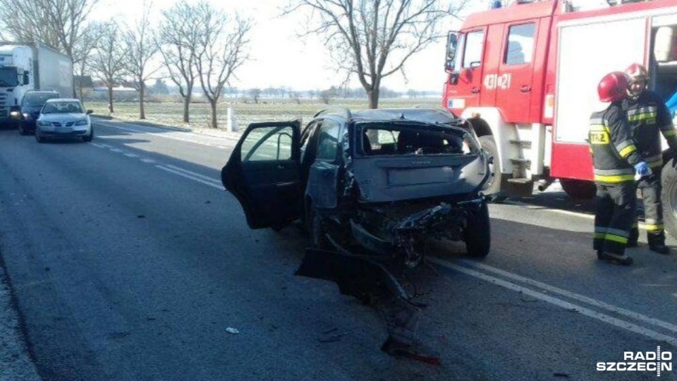 Dwa samochody osobowe zderzyły się na drodze krajowej nr 6 w okolicach Olchowa. Fot. Adam Wójcik [Radio Szczecin]