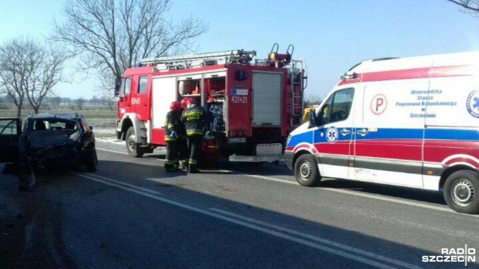 Dwa samochody osobowe zderzyły się na drodze krajowej nr 6 w okolicach Olchowa. Fot. Adam Wójcik [Radio Szczecin]