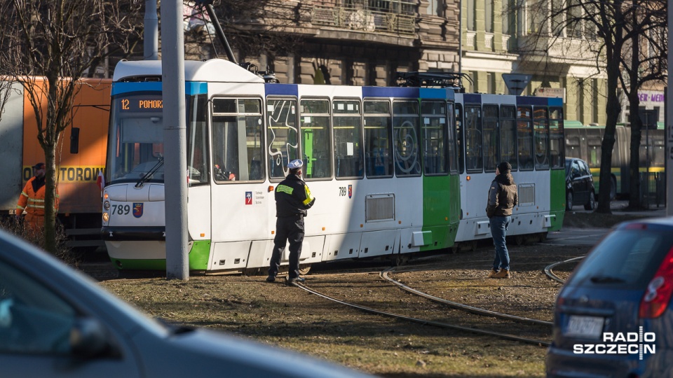 Przejazd jest zablokowany, tramwaje linii 11 i 12 jeżdżą objazdem przed Plac Rodła i Bramę Portową. Fot. Robert Stachnik [Radio Szczecin]