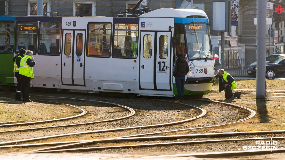 Przejazd jest zablokowany, tramwaje linii 11 i 12 jeżdżą objazdem przed Plac Rodła i Bramę Portową. Fot. Robert Stachnik [Radio Szczecin]
