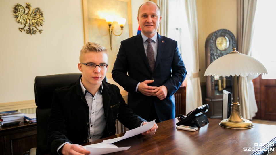 Mateusz Salbert z Zespołu Szkół Ogólnokształcących nr 11 w Szczecinie napisał najciekawszy list do Piotra Krzystka. Fot. Weronika Łyczywek [Radio Szczecin]