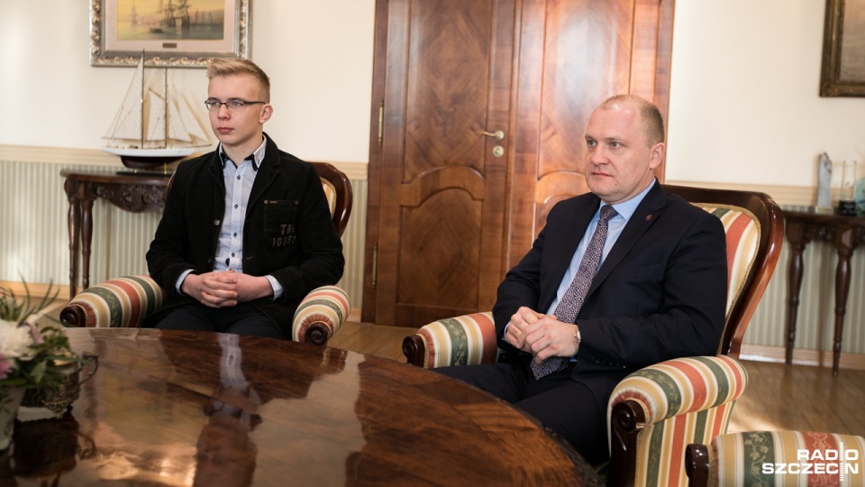 Piętnastoletni Mateusz spędzi dzień z Prezydentem Szczecina. To nagroda za zwycięstwo w konkursie "Mali, Wielcy". Fot. Weronika Łyczywek [Radio Szczecin]