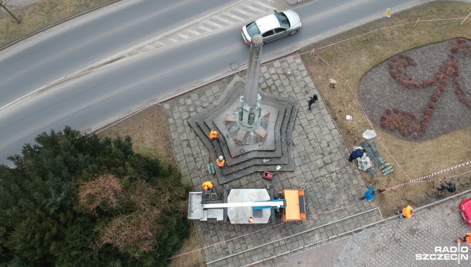 Demontaż pomnika wdzięczności Armii Czerwonej rozpoczął się w czwartek w Choszcznie. Fot. Łukasz Rabikowski [Radio Szczecin]