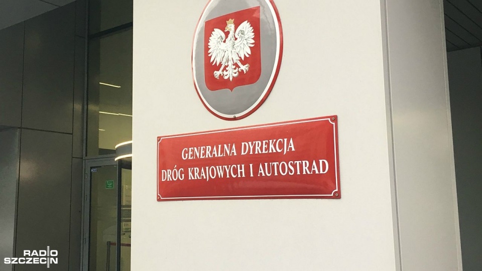 Przedstawiciele szczecińskiego oddziału Generalnej Dyrekcji Dróg Krajowych i Autostrad, Straży Pożarnej i Policji podpisali porozumienie w sprawie współdziałania podczas zdarzeń na drogach krajowych. Fot. Piotr Kołodziejski [Radio Szczecin/Archiwum]