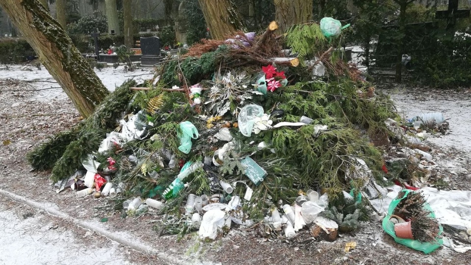 Na Cmentarzu Centralnym w Szczecinie piętrzą się sterty śmieci - informują nasi słuchacze. Fot. Słuchacz, Piotr Nowak
