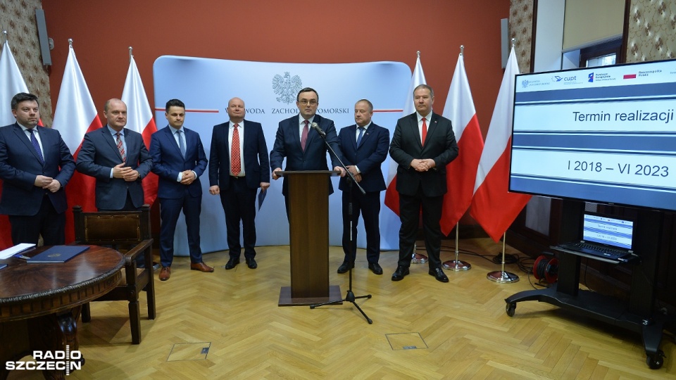 Podpisanie umowy na przebudowę szczecińskich linii tramwajowych. Fot. Łukasz Szełemej [Radio Szczecin]