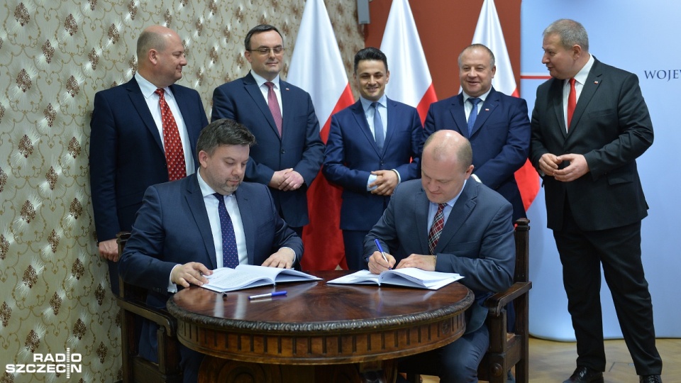 Podpisanie umowy na przebudowę szczecińskich linii tramwajowych. Fot. Łukasz Szełemej [Radio Szczecin]