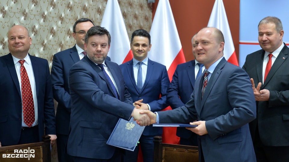 Podpisanie umowy na przebudowę szczecińskich linii tramwajowych. Fot. Łukasz Szełemej [Radio Szczecin]