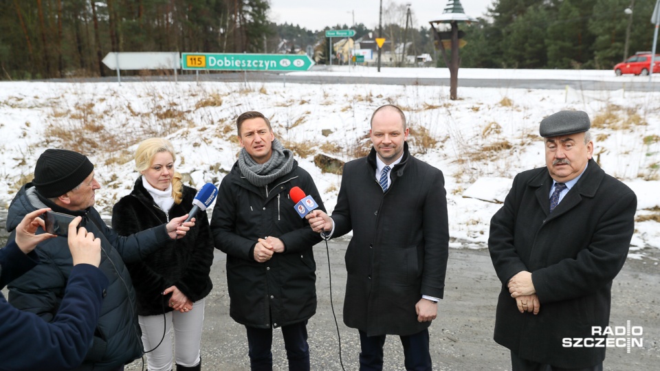 Dwie drogi wojewódzkie w powiecie polickim do przebudowy: gruntowny remont przejdzie odcinek drogi nr 115 w Tanowie. Kolejne prace obejmą odcinek 114-ki między Trzebieżą a miejscowością Brzózki w kierunku Nowego Warpna. Fot. Robert Stachnik [Radio Szczeci