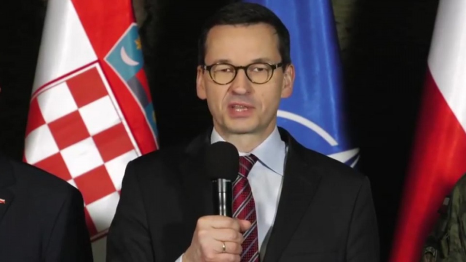 Premier Mateusz Morawiecki, a także szef MON odwiedzili Ośrodek Szkolenia Poligonowego Wojsk Lądowych Orzysz w Bemowie Piskim. Mateusz Morawiecki mówił, że bezpieczeństwo jest priorytetem jego rządu. źródło: https://www.facebook.com/kancelaria.premiera/