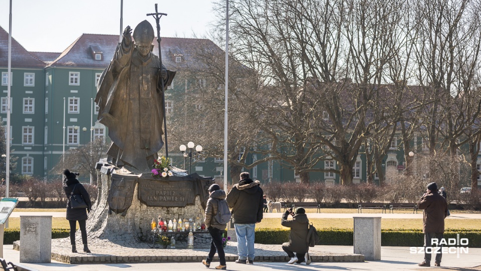 Pomnik papieża Jana Pawła II na Jasnych Błoniach. Fot. Robert Stachnik [Radio Szczecin]