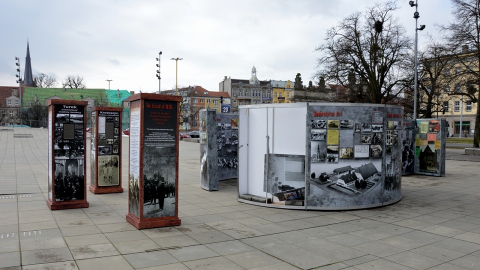 Wiatr uszkodził wystawę plenerową "Wypędzeni 1939" na placu Solidarności w Szczecinie. Fot. Muzeum Narodowe w Szczecinie